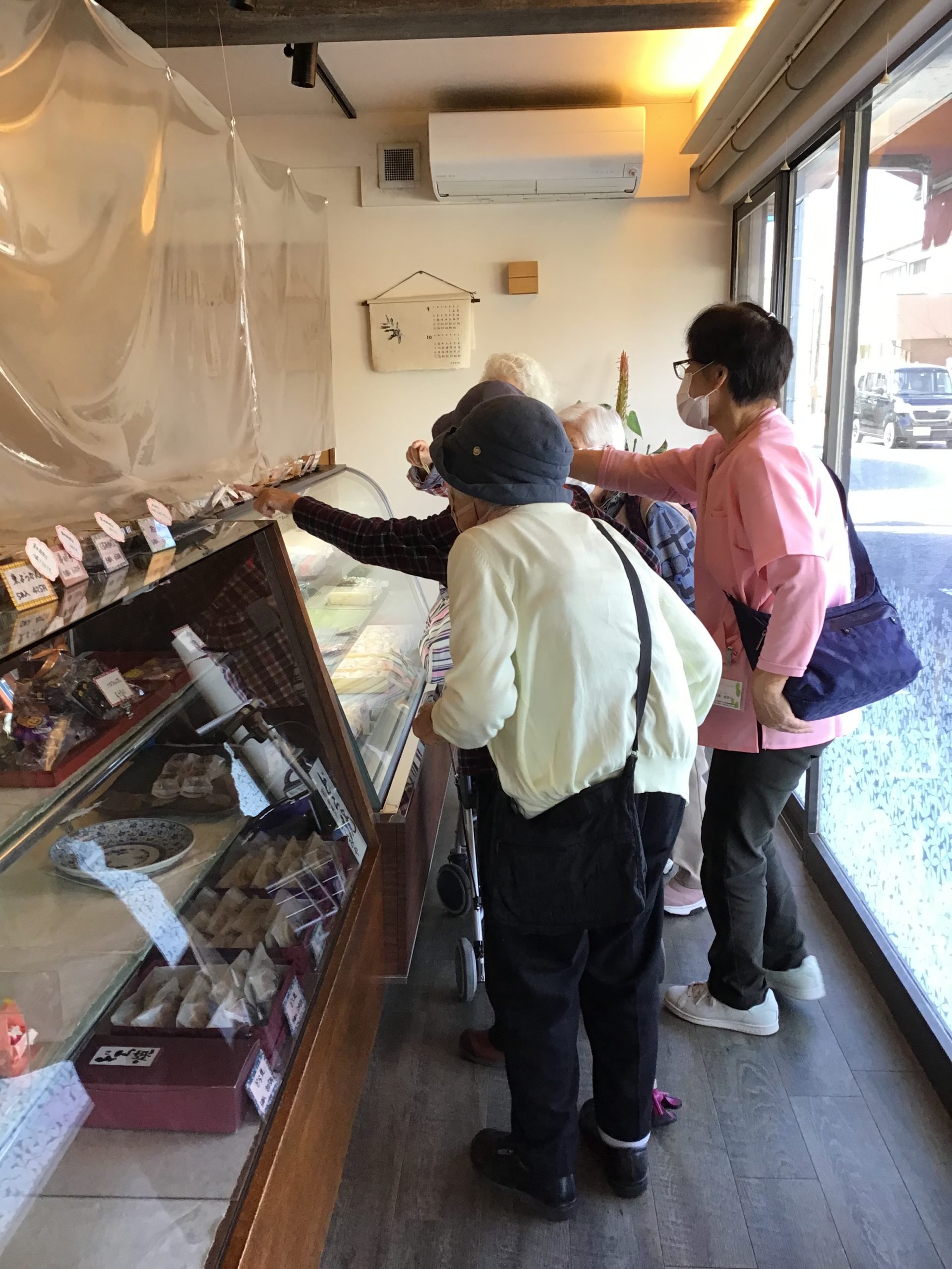 秋の外出レクは紅葉狩りとお買い物